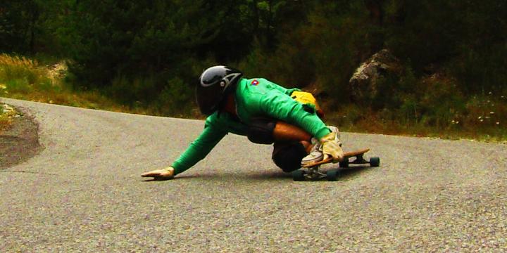 Une descente courte mais intense en longskate proche du village de CASTELLANE