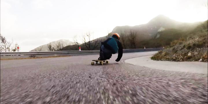 Descente en skate du col des Lèques